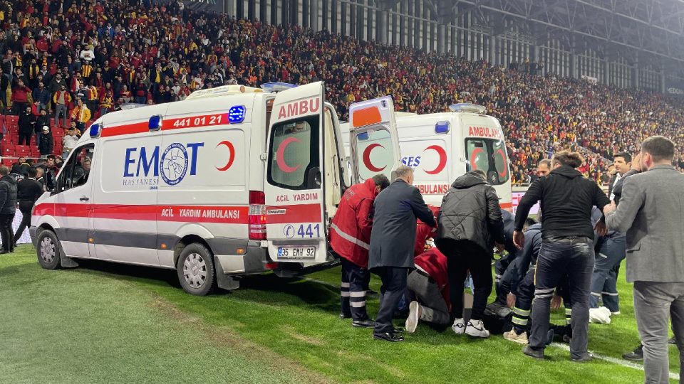 İzmir’deki derbide yabancı maddeleri stada sokanlar tespit edildi