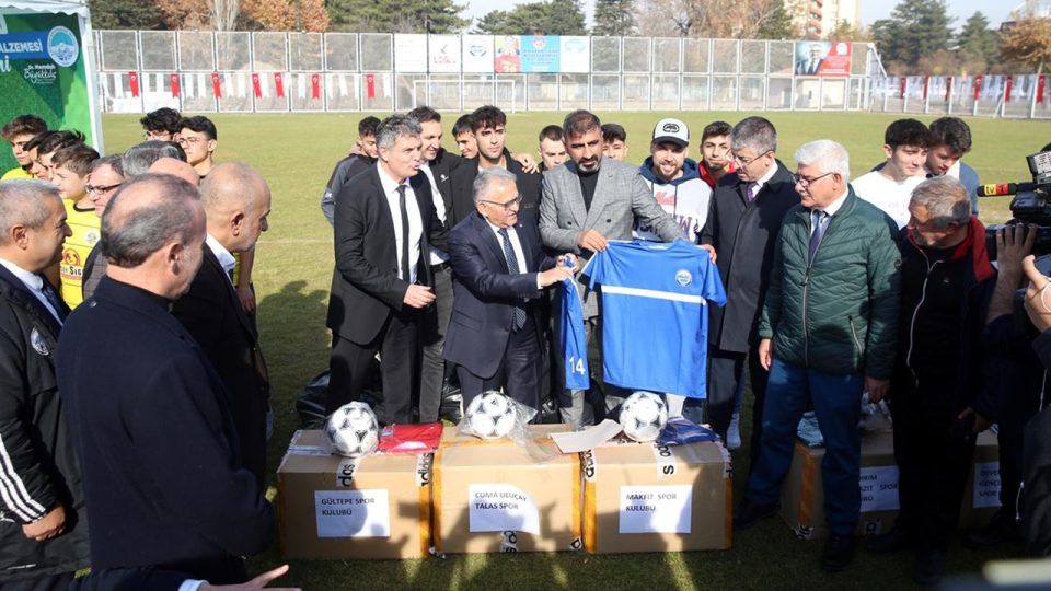 Kayseri’de amatör spor kulüplerine malzeme desteği
