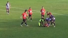 Maçta dili boğazına kaçan futbolcu, hakemin müdahalesiyle kurtuldu