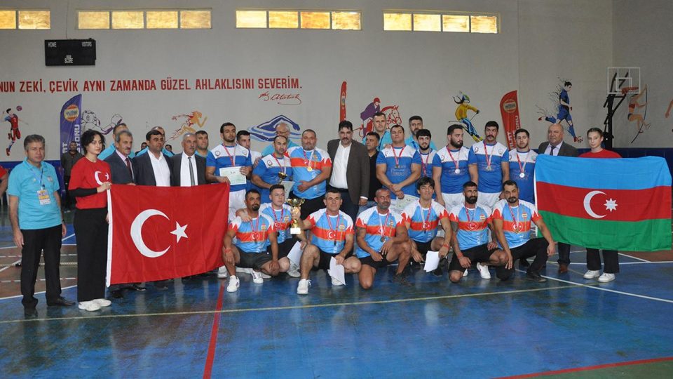 Türkiye ve Azerbaycan’ın halat çekme sporcuları Mersin’de yarıştı
