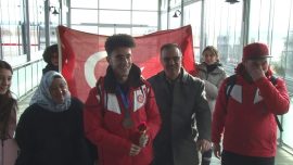 Avrupa üçüncüsü sürat patenci Furkan Akar Erzurum'da coşkuyla karşılandı