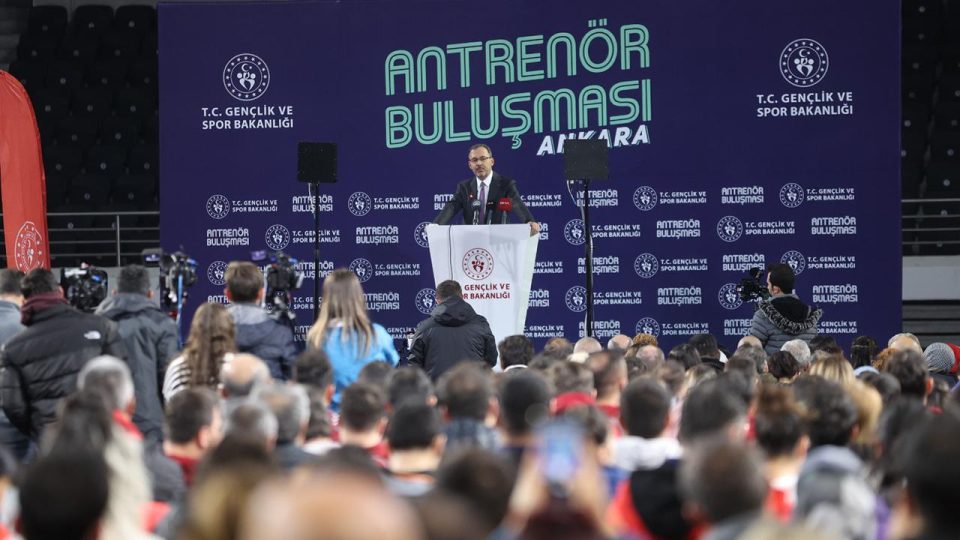 Bakan Kasapoğlu antrenörlerle bir araya geldi