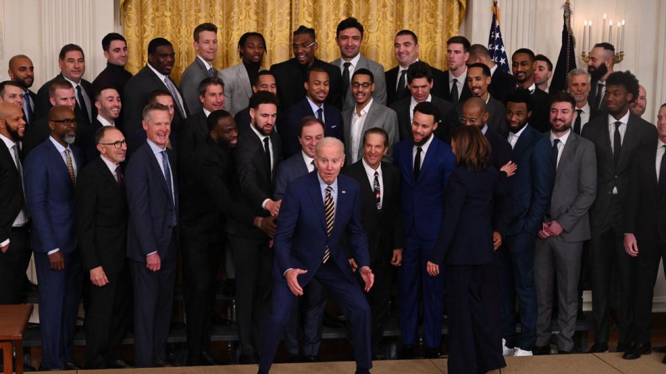 Biden, NBA şampiyonu Golden State Warriors takımını Beyaz Saray’da ağırladı