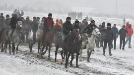 Kars'ta davul zurnalı "dörtnala at yarışı" düzenlendi