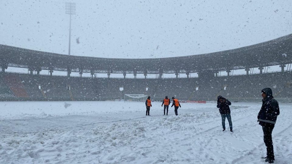 Şanlıurfaspor-Esenler Erokspor maçı yoğun kar nedeniyle ertelendi