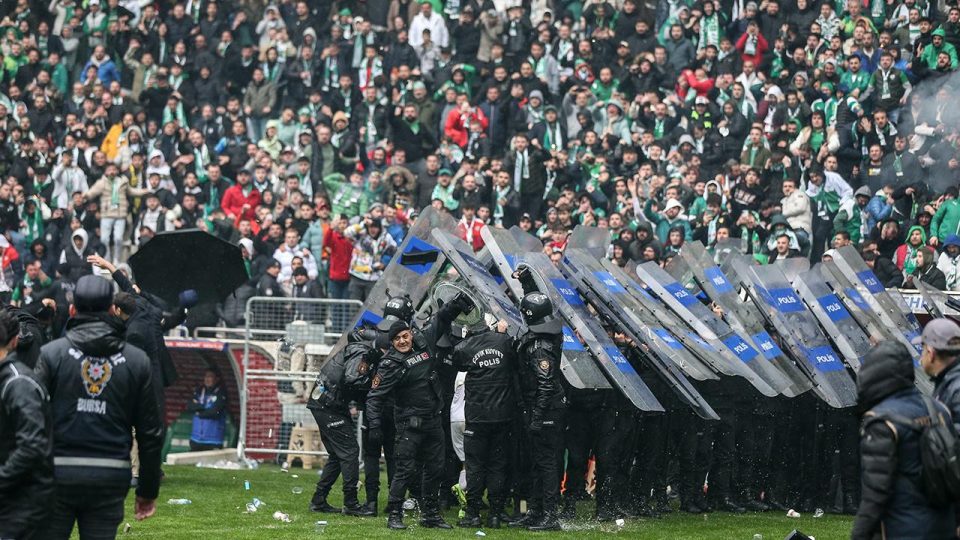 Bursaspor’un seyircisiz oynama cezası 7 maça indirildi