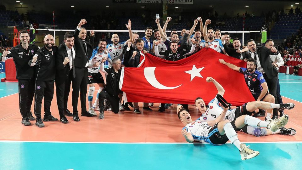 Halkbank Şampiyonlar Ligi yarı final başarısını depremzedelere armağan etti