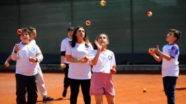 Depremzede çocuklar günlerini tenis kursunda geçiriyor