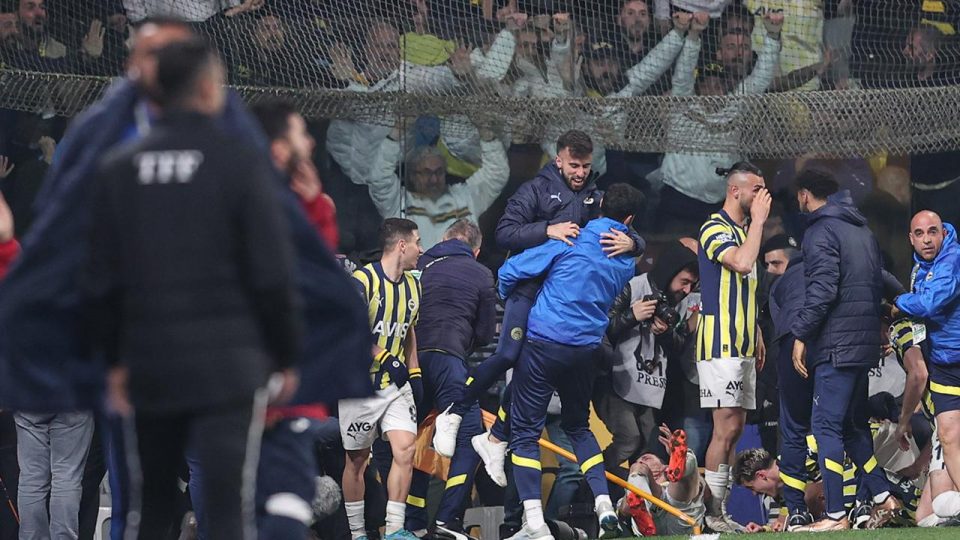 Fenerbahçe şampiyonluk yarışına son dakikalarda tutundu