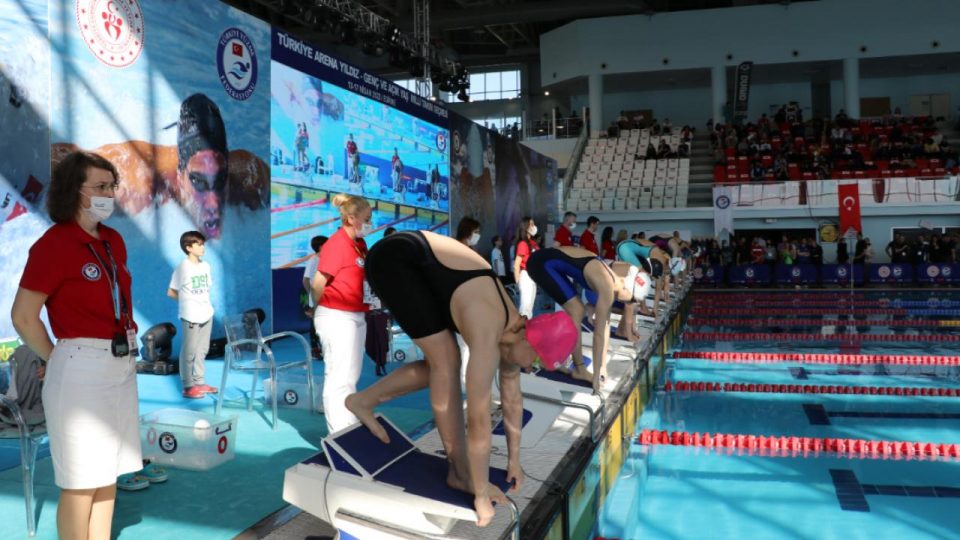 Genç yüzücülerden iki Türkiye rekoru