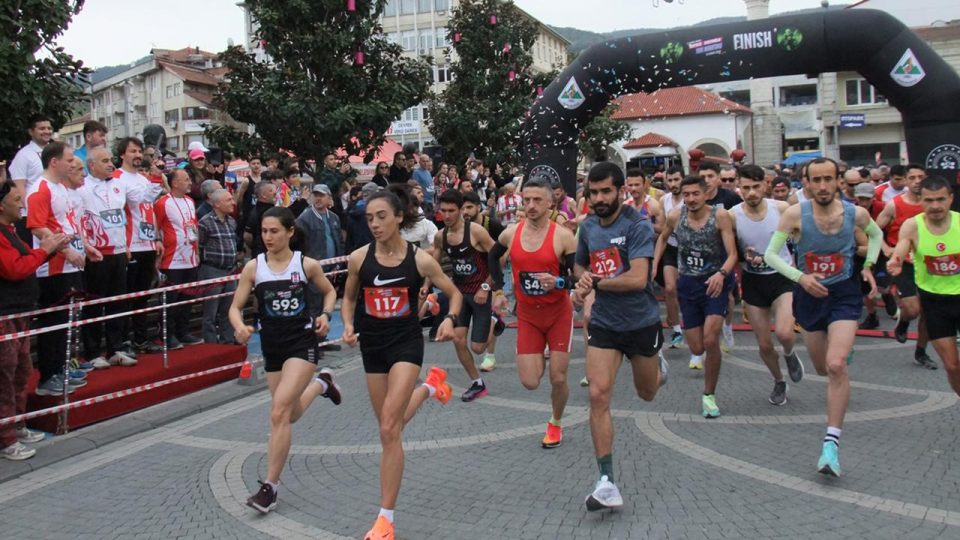 Zonguldak’ta 2. Ulusal Devrek Safder Kartoğlu Yarı Maratonu koşuldu