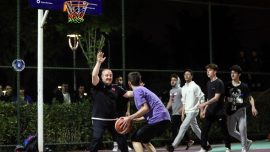 Bakan Varank, ilk kez oy kullanacak gençlerle basketbol maçı yaptı