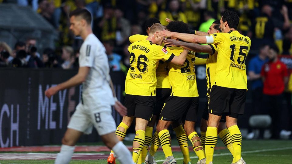 Borussia Mönchengladbach’ı 5-2 yenen Borussia Dortmund, zirve yarışından kopmadı
