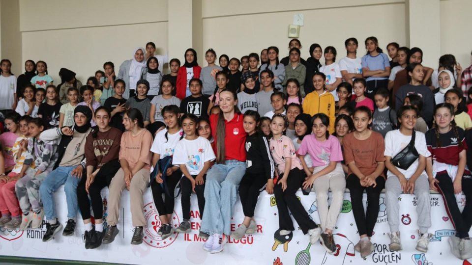 TMOK’tan Şanlıurfa’daki kız öğrencilere spor malzemesi desteği