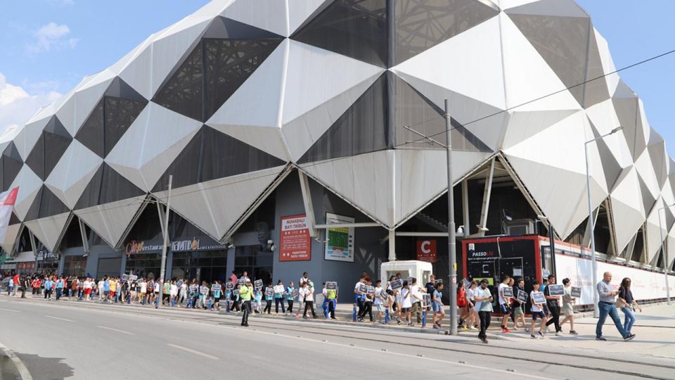 İzmir’de depremde hayatını kaybeden sporcular anısına saygı yürüyüşü