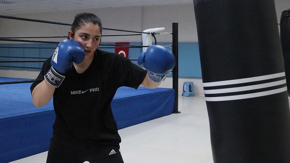 Milli boksör Esmaül Hüsna Babat olimpiyat şampiyonluğu için çalışıyor