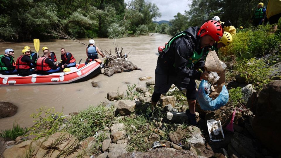 Milli sporcular çevre farkındalığı için rafting yapıp çöp topladı