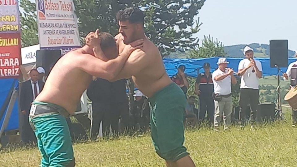 Alaçam Dürtmen Karakucak Güreşleri’nde başpehlivan Serdar Çavuşoğlu oldu