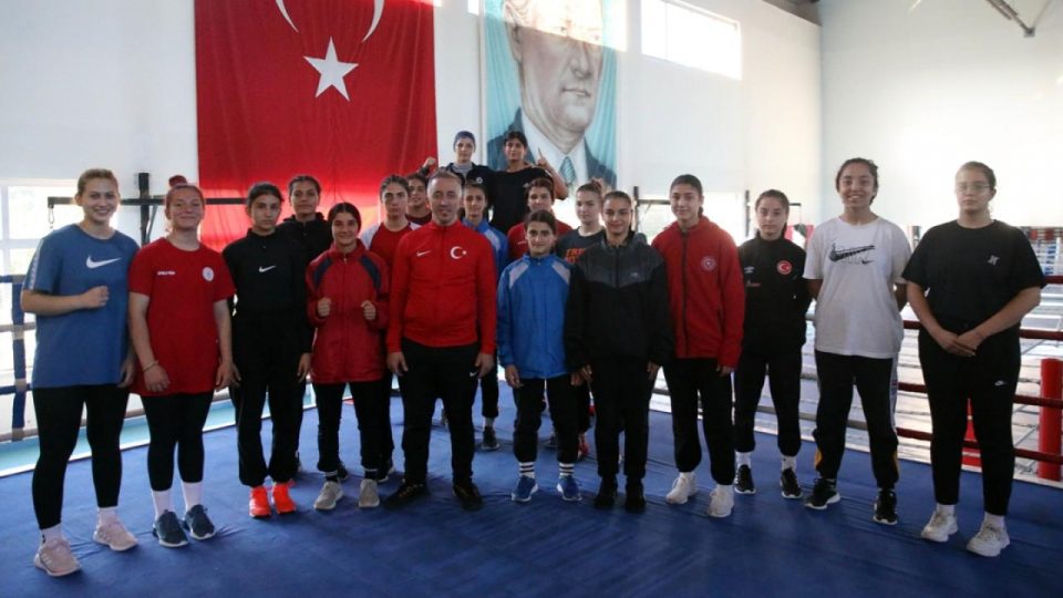 Milli boksörler 15 Temmuz şehitlerini unutmadı