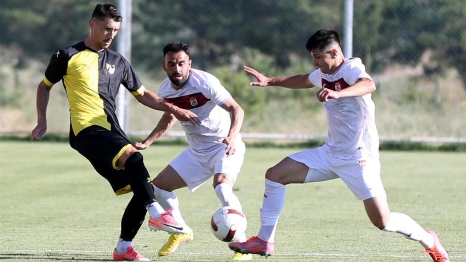Sivasspor hazırlık maçında İstanbulspor’u 3-0 mağlup etti