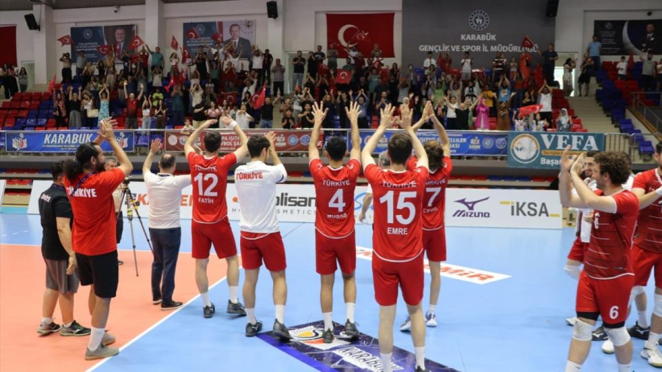 Voleybolda Fransa’yı yenen milliler finale yükseldi