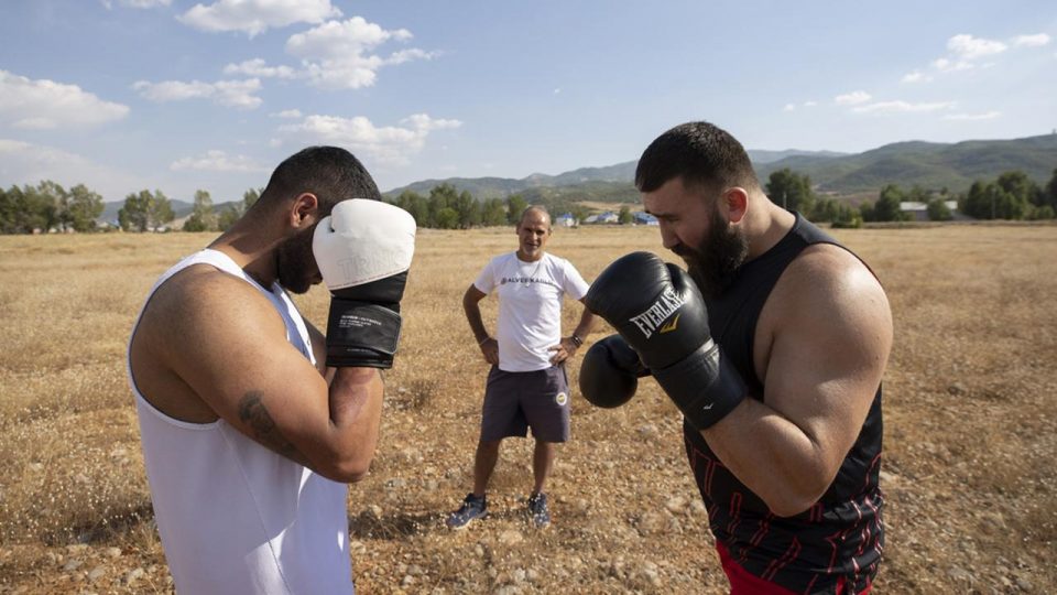 Profesyonel kick boksçu şampiyonluk için Munzur Dağları’nda güç depoluyor
