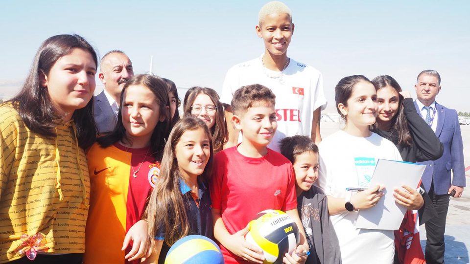 Melissa Vargas Malatya’da depremzedelerle buluştu