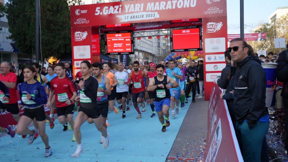 Gaziantep’te 5. Gazi Yarı Maratonu’na 1300 atlet katıldı